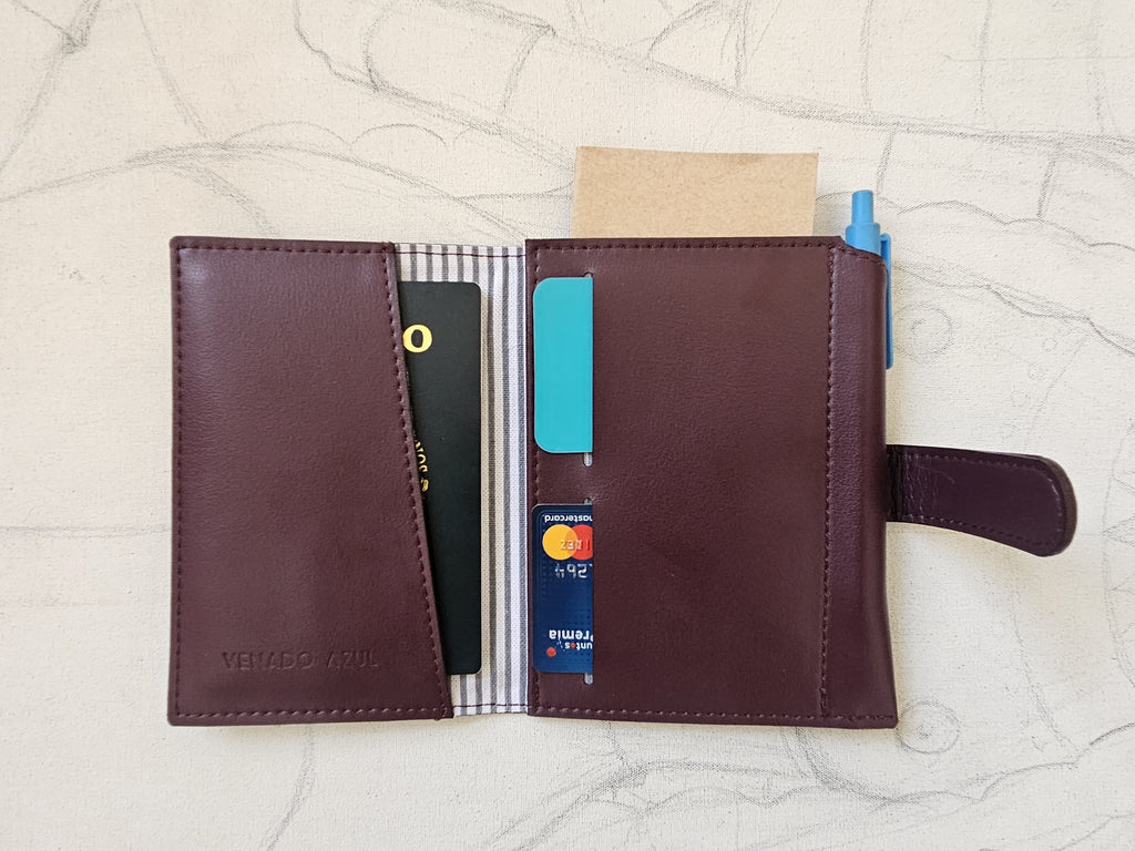 Pasaportera TRVL púrpura